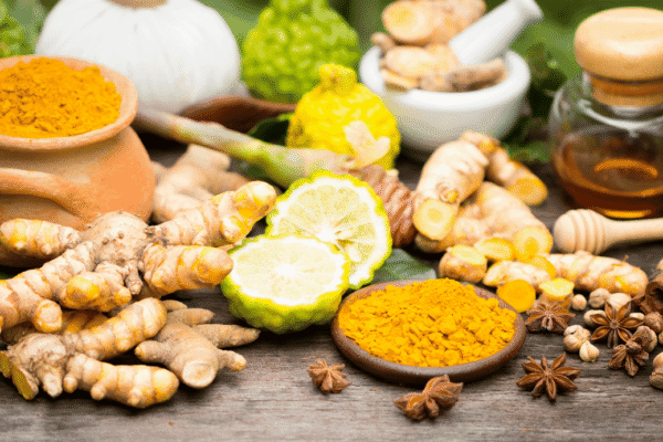 Remedii naturale de digerat: in bucatarie cu condimente si ierburi Dispepsia, sau digestia proasta, este o tulburare destul de comuna care caracterizeaza 20% din populatia lumii si aproximativ 40% dintre italieni. Obiceiurile alimentare proaste, fumatul si alcoolul si mesele neregulate sunt doar cateva dintre cauzele care duc la balonare enervanta, respiratie urat mirositoare, flatulenta si alte consecinte neplacute care tulbura viata de zi cu zi. Desi medicamentele antiinflamatoare pot ajuta, utilizarea excesiva a acestora cu siguranta nu este recomandata. In acest caz, si daca nu aveti nicio afectiune medicala care necesita medicatie, unele remedii digestive naturale va pot ajuta . De fapt, multe condimente si ierburi aromatice au proprietati digestive care permit organismului sa asimileze nutrientii si sa elimine deseurile intr-un mod regulat si senin. Disponibil cu usurinta in supermarketuri, multe dintre ele pot fi cultivate chiar si in ghivece de pe balcon . Aceste produse ale naturii, pe langa faptul ca sunt benefice, sunt excelente de combinat cu retete sarate si dulci si garanteaza preparatelor o aroma deosebita si noua. Continuati sa cititi articolul pentru a descoperi cateva dintre mirodeniile si ierburile de adus la masa si care va vor ajuta la digestie. Condimentele ca remedii naturale de digerat: chimen si sofran Folosite si considerate pretioase de civilizatiile antice, mirodeniile au stat la baza parfumurilor si unguentelor de uz medical si religios, a retetelor exotice si a tehnicilor de conservare a alimentelor. Cunoscuti si apreciati in intreaga lume, ele fac si astazi parte dintr-o piata importanta si sunt prezente pe mesele multor familii italiene. Utilizarea lor nu este doar culinara, ci si terapeutica. De fapt, in ultimele decenii, multe companii farmaceutice au devenit interesate de proprietatile benefice ale acestor substante vegetale. Cu acest articol dorim sa aprofundam in special doua condimente recomandate pentru o buna digestie. Chimenul Chimenul este o planta originara din Siria, al carei nume este legat de orasul antic Kerman care, conform unei legende, producea acest condiment in cantitati foarte mari. Raspandit de secole in multe tari ale lumii, astazi este posibil sa gasim diferite soiuri. In Italia, mai precis in zonele subalpine si in nordul Apeninii, exista tipul numit chimen (Carum carvi). Fructele sale sunt foarte apreciate in bucatarie si in sectorul cosmetic deoarece contin un numar bun de proprietati, datorita prezentei vitaminelor precum A, B, C, E, K, precum si a sarurilor minerale, fier, potasiu, sodiu, fosfor, magneziu si calciu. In special, acest condiment este cunoscut pentru actiunea sa digestiva datorita bogatiei sale in uleiuri esentiale, prezentei cuminaldehidei, care este compusul care actioneaza asupra glandelor salivare si faciliteaza prima parte a digestiei, si timolului. Chimenul este un carminativ care combate flatulenta si problemele cu gazele intestinale, precum si colicile abdominale. Daca suferi de aceste afectiuni, poti incerca sa-l adaugi ca ingredient in unele dintre preparatele tale. Aroma sa amara si usor picanta se potriveste bine cu legume, branzeturi si carne alba. Sofran Originar din Asia Mica, sofranul este o planta prezenta nu doar in ecosistemele cu ploi putine, ci si in teritoriile mediteraneene, precum Grecia si Italia. Condimentul cu acelasi nume, de culoare rosie si aroma intensa, se obtine din stigmele florii sale, adica partea superioara a pistilului. Cunoscut si sub numele de Crocus sativus, este cultivat eficient in multe regiuni italiene, precum Abruzzo si Sardinia, iar de cativa ani comertul cu bulbii sai se bucura de o larga apreciere. Gustos si sanatos, sofranul este folosit in diverse preparate culinare, recunoscute prin asumarea unei culori galbene caracteristice . Te poti gandi, de exemplu, la celebrul risotto milanez sau la pardulas, dulciuri tipice din Sardinia umplute cu ricotta si sofran. Proprietatile acestui condiment sunt multe si, printre acestea, se numara si regulatorul sistemului digestiv. De fapt, datorita vitaminelor B1 si B2 , accelereaza metabolismul, in timp ce unele dintre componentele sale cresc secretia de bila si de suc gastric. Ierburi aromatice ca remedii naturale de digerat: menta si salvie Prezente in traditia italiana de secole, ierburile aromatice sunt ingredientele principale sau secrete ale multor preparate regionale si nationale. Daca beneficiile lor erau deja cunoscute in epoca romana, in Florenta secolului al XVI-lea Cosimo I de 'Medici le-a inaltat dand nastere Giardino dei Semplici; printre cele mai vechi gradini botanice din lume care pot fi vizitate si astazi, continea plante medicinale, cunoscute tocmai sub numele de ,,Simple". Printre acestea se numarau si ierburile aromatice, folosite si astazi pentru proprietatile lor terapeutice. Aici vrem sa descriem doua in special, renumite pentru beneficiile lor legate de digestie. Menta Parfumata si racoritoare, menta este o planta aromatica care vine in pana la 600 de soiuri si este un ingredient care sta la baza multor produse alimentare si cosmetice. Mentolul este componenta care il caracterizeaza si il face terapeutic si excelent pentru invingerea halitozei si a altor tulburari digestive. Frunzele sale au proprietati purificatoare si astringente si ajuta la relaxarea peretelui intestinal. Inserata in lichiorurile digestive si ceaiurile din plante, aceasta planta are un mare succes, atat ca ingredient principal al dulciurilor, cat si al preparatelor sarate. Daca ai probleme digestive si iubesti ceaiurile din plante de beat in serile de iarna sau bauturile racoritoare de savurat in dupa-amiezele de vara, poti incerca Ceaiul de plante cu menta dulce de la Rocca dei Fiori , de origine italiana si din agricultura ecologica, disponibil la magazinul electronic Macrolibrarsi. . Un remediu excelent care va va atenua disconfortul intr-un mod natural si eficient. Inteleptul Planta aromatica folosita inca din Evul Mediu pentru infuzii terapeutice si tratamente de infrumusetare ale dintilor, salvie este un perfect digestiv si antispastic ce ofera alinare la capatul unui pachet excesiv de abundent si greu. Cultivabile si pe balconul tau, frunzele acestei plante contin elemente specifice, inclusiv acizi fenolici, flavonoide si uleiuri esentiale, care purifica si relaxeaza intestinul. Folosit pentru ceaiuri din plante si preparate din carne, este cu siguranta un ajutor valabil, sanatos si gustos. Acestea sunt doar cateva dintre remediile naturale pentru digerare . Condimentele si ierburile sunt capabile sa amelioreze afectiunile usoare, desi, desigur, nu sunt inlocuitori pentru medicamente. In plus, utilizarea lor excesiva poate duce la alergii si diverse probleme. Ca toate lucrurile, este necesar sa le folositi cu moderatie si, daca sunt exploatate la maxim si exploatate, vor putea oferi preparatelor dumneavoastra culinare o nota sanatoasa, o aroma delicioasa si o aroma de neuitat.