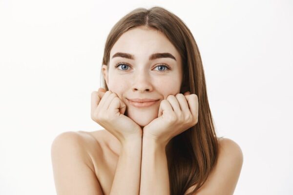 Machiaj fără imperfecțiuni: 7 fonduri de ten recomandate de dermatologi pentru acnee