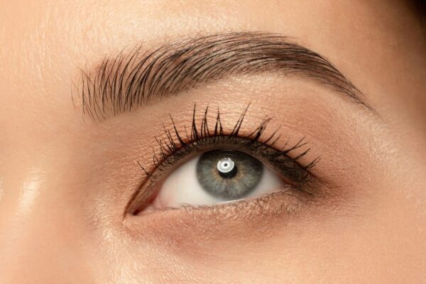 Îți dorești sprâncene care să-ți pună în valoare frumusețea naturală? Încearcă Smoky Brows