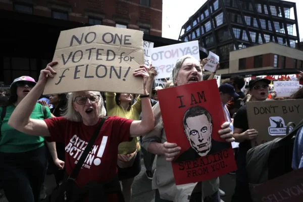 Proteste în fața showroom-urilor Tesla din Europa, SUA și Australia. Manifestanții i-au îndemnat pe oameni să-și vândă mașinile și acțiunile Tesla