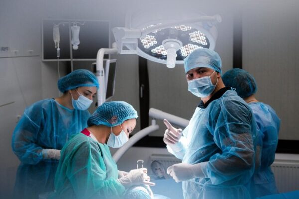 Studiu Clinica DRU: Românii din diaspora își tratează dinții acasă: costurile mari din străinătate îi trimit la dentist în România