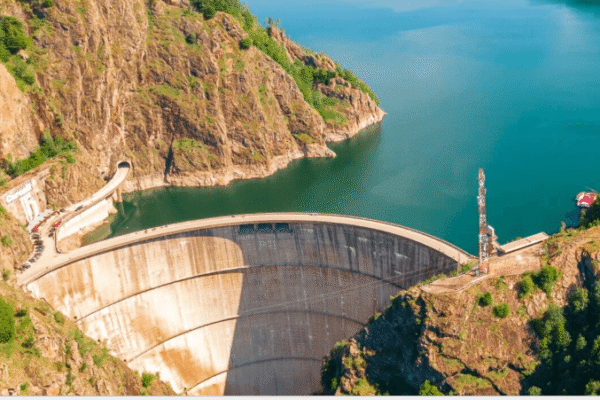 Lacul Vidraru, golit complet: imagini spectaculoase la barajul gigant al României