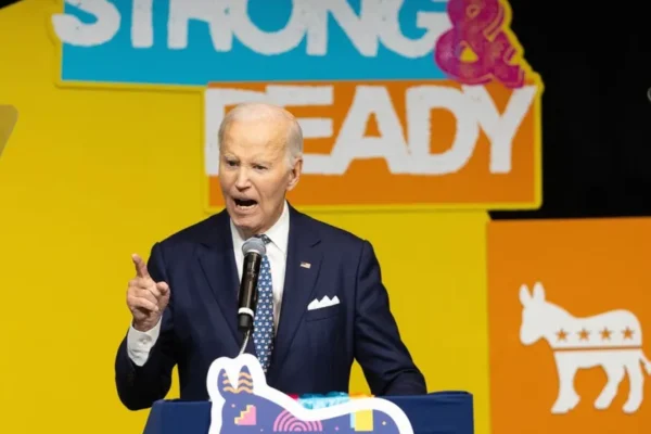 Fostul preşedinte Joe Biden îl acuză pe actualul preşedinte, Donald Trump, că a distrus democraţia