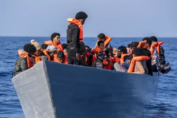 O barcă cu migranți s-a răsturnat în Marea Mediterană: 53 de oameni au murit sau sunt dați dispăruți  