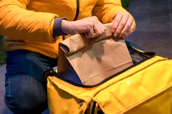 ANPC vrea reguli noi pentru livratori: cursuri obligatorii de igienă