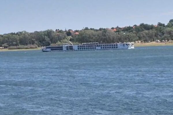 Alertă pe Dunăre: o navă cu 238 de oameni la bord a eșuat din cauza nivelului foarte scăzut al apei