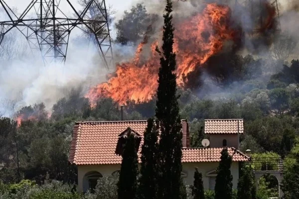 Incendiu în Halkidiki. Turiștii au fost evacuați inclusiv pe mare