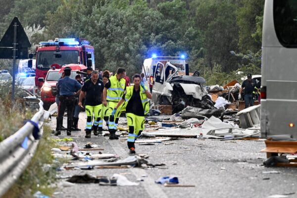 Accident dramatic în Italia: cel puțin șase persoane și-au pierdut viața