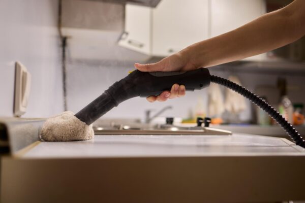 Aparat de curățat cu abur: pe ce suprafețe îl poți folosi și unde ai nevoie de atenție