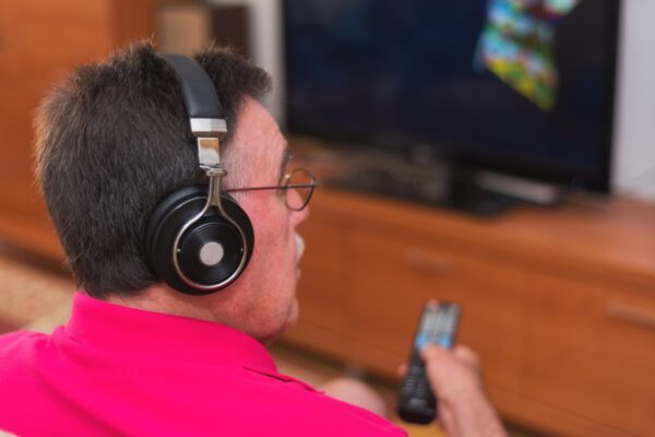 De ce sunetul nu se potrivește cu imaginea televizorului și cum verifici întârzierea audio