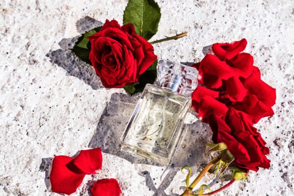 Cum alegi un parfum cu note de trandafir dacă nu îți plac aromele foarte dulci