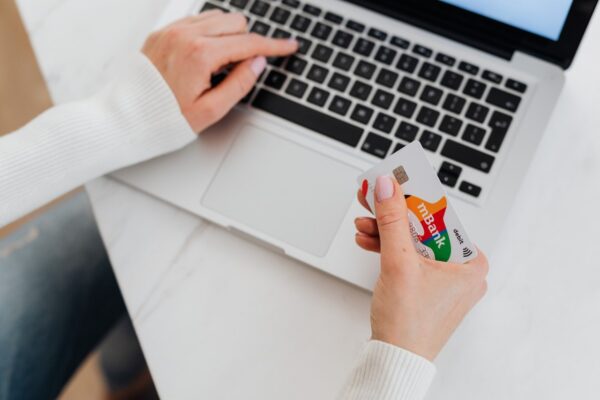 Credit online direct pe card: ce trebuie să verifici înainte să alegi un IFN?