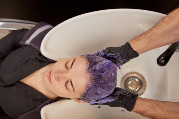 Cum alegi un șampon nuanțator pentru părul blond fără să obții reflexe nedorite