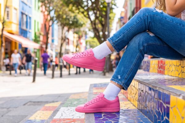 Pantofi colorați într-o ținută simplă: cum alegi nuanța și accesoriile